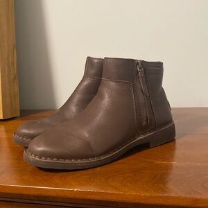 UGG Rea Leather Boot
